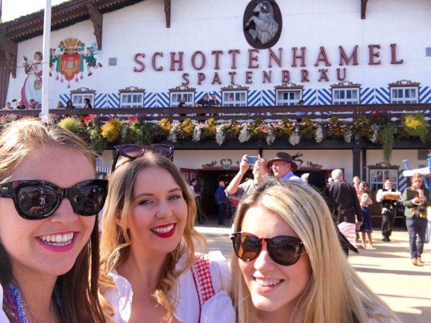 Selfie in front of the Schottenhamel tent