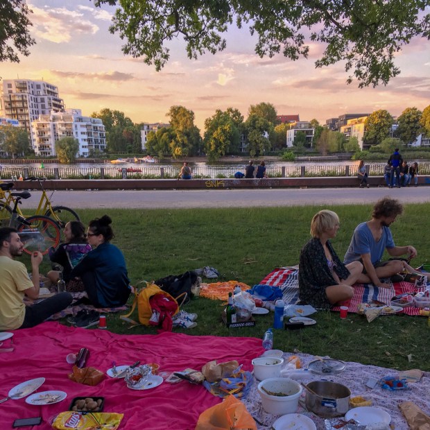 Picnic at Treptower park as the sun sets